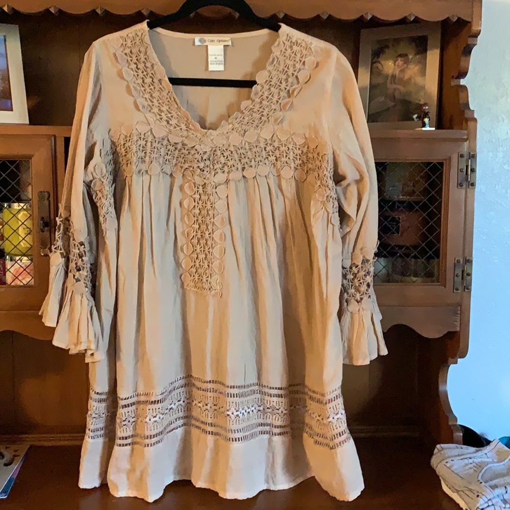 Woman’s lightweight blouse with 3/4 length sleeves